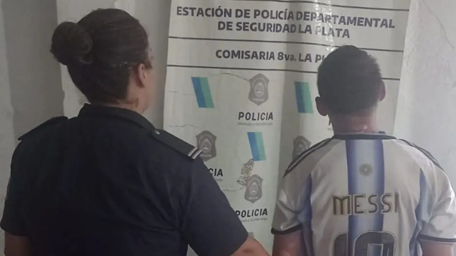 un hombre ataco a cuchillazos a un pastor de la iglesia universal de la plata y termino detenido