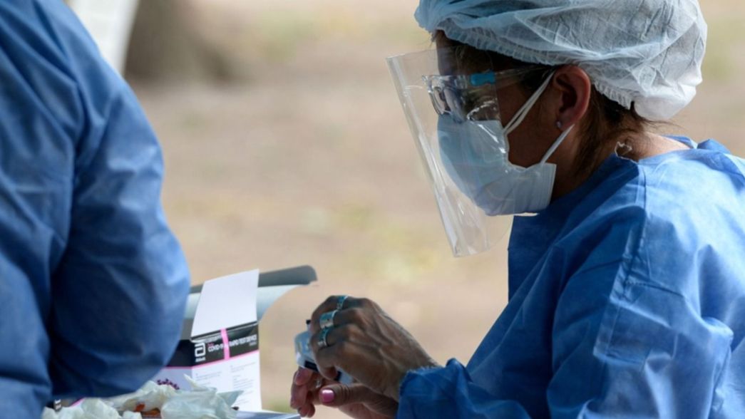 Fuerte suba de contagios de COVID-19 en Argentina durante el primer día hábil del año