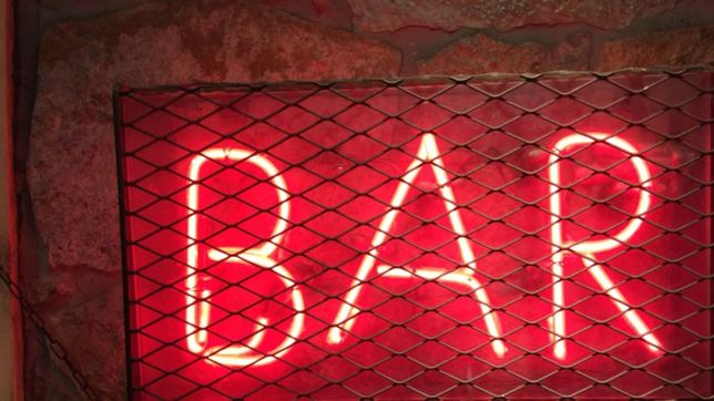 increible: encontraron un bar que estaba abierto en plena cuarentena y lo clausuraron