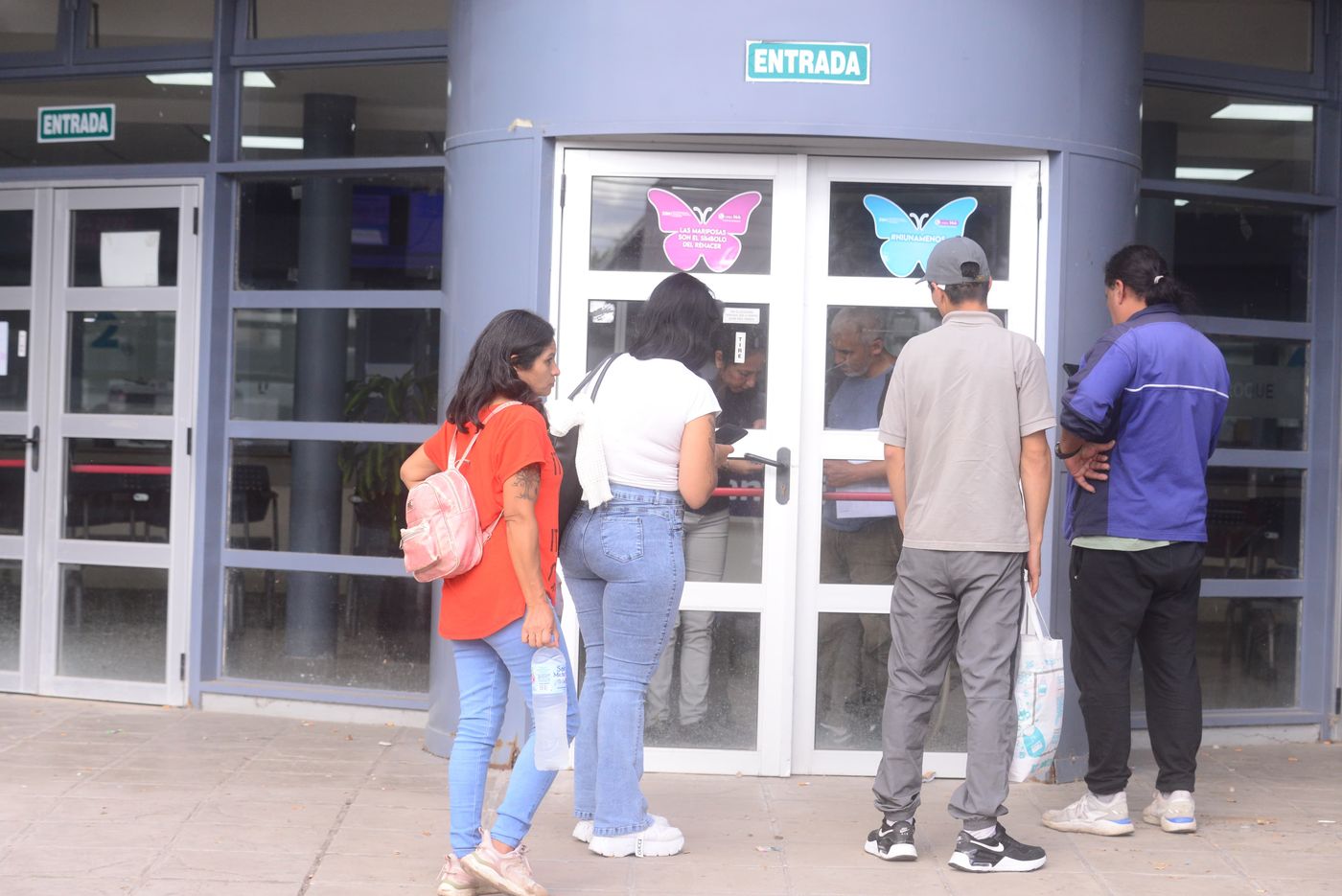 Enfrentamientos de la barra de gimnasia y la UOCRA en el Hospita del Gonnet (2).jpeg