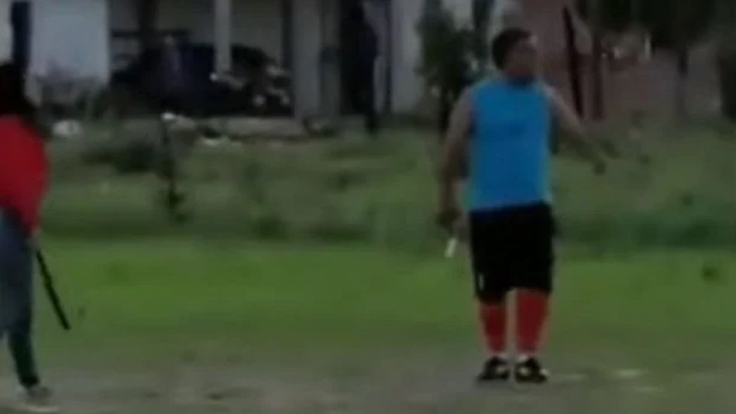 VIDEO: Un policía sacó su arma en medio de un partido de fútbol y le disparó a sus rivales