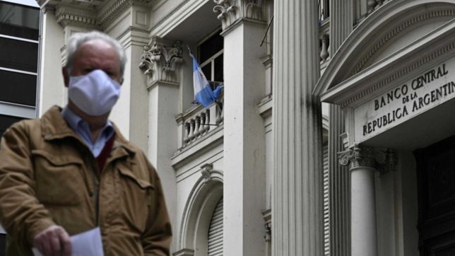 el banco central endurecio los controles a las importaciones y cuida las reservas