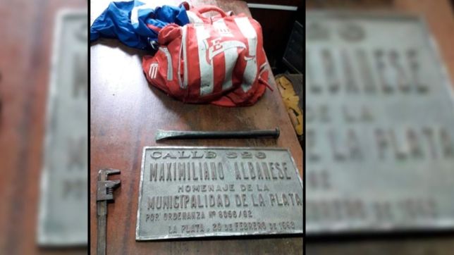 robaron en la plata una placa de bronce que homenajea a un joven asesinado en 1990