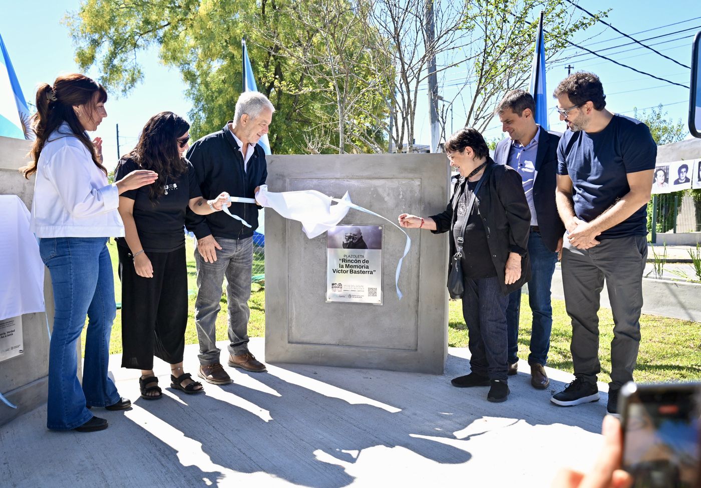 Fossati presente en la inauguraci&oacute;n de la plazoleta V&iacute;ctor Basterra en 528 bis y 115, en homenaje al obrero gr&aacute;fico y militante peronista de Tolosa secuestrado durante la &uacute;ltima dictadura