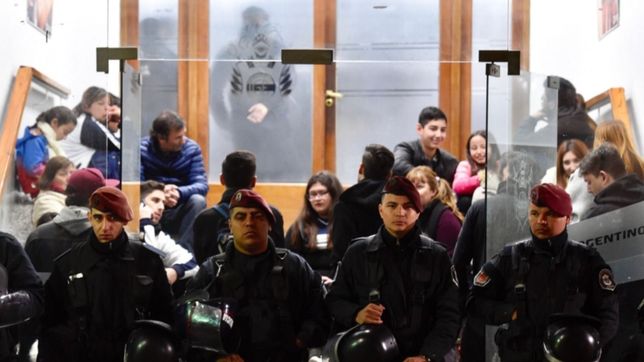 tension, quejas y policias en la sede de gimnasia: fanaticos se quedaron sin ser atendidos