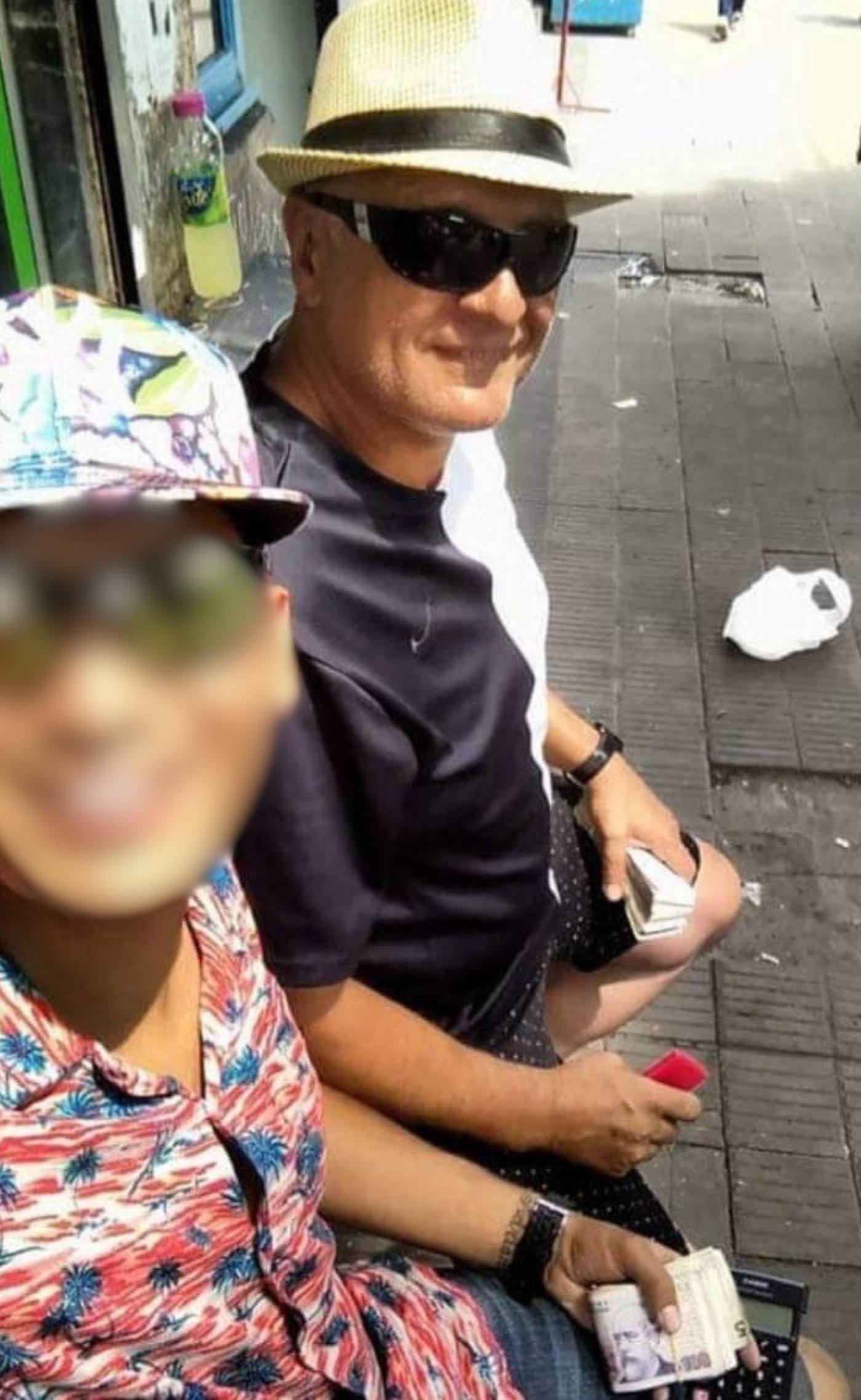 Una foto publicada por el propio José Luis Haile en avenida 7, vendiendo dólares