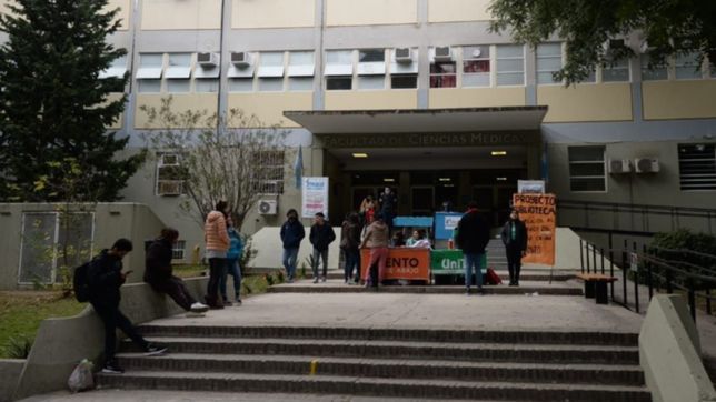 bochazo masivo y polemica en medicina: el 80% desaprobo un examen y haran una marcha