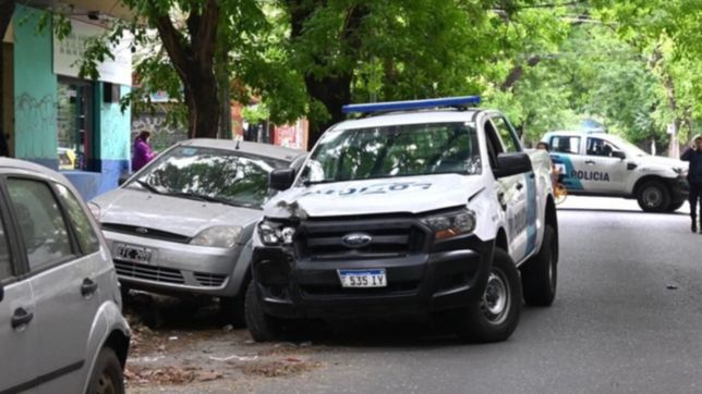 un policia se descompenso, perdio el control del patrullero y choco dos autos en la plata