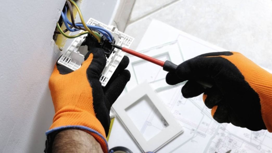 Un falso electricista engañó a una mujer y le robó 7.000 dólares y joyas en La Plata