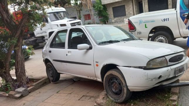 manejaba borracho, choco contra un cantero y lo encontraron dormido arriba del auto