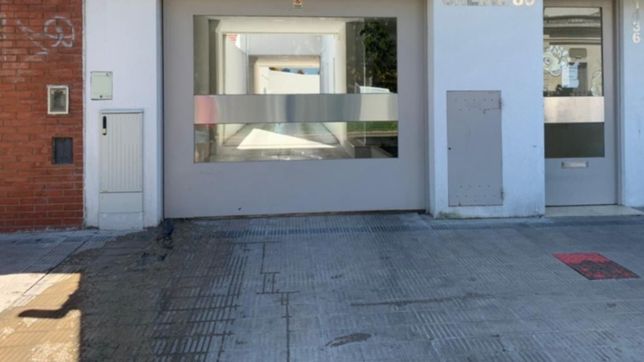 un desborde cloacal inundo de caca la vereda de un edificio