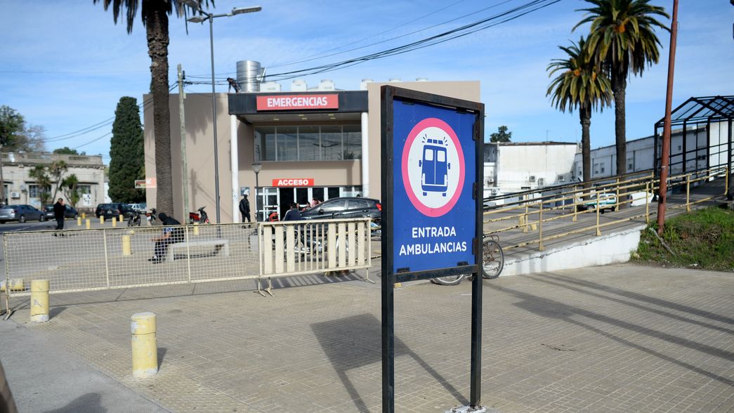Dos jóvenes en moto chocaron con un poste en Tolosa y terminaron gravemente heridos