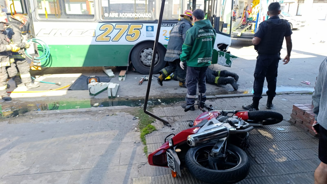 Dramático accidente en Ensenada terminó con un motociclista atrapado debajo de un micro