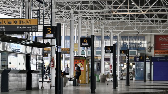 calles vacias y locales cerrados en una ciudad que se mueve a media maquina por el paro general