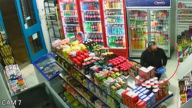 video: engano a un kiosquero para robarle el celular y se llevo mercaderia sin pagar