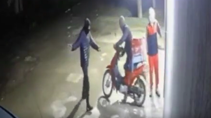 Seis ladrones se metieron en una casa de San Carlos mientras los dueños dormían y se llevaron una moto