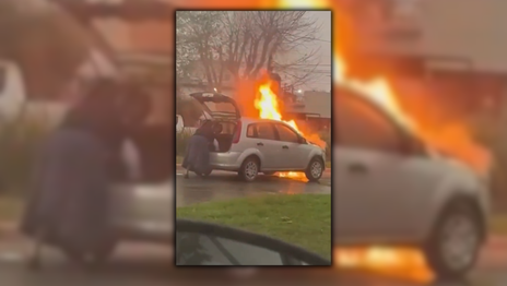 Video: se incendió el auto de una monja de La Plata en plena calle Video: se incendió el auto de una monja de La Plata en plena calle