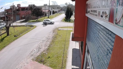 Un conductor chocó a un motociclista en La Plata y se fugó aunque casi causa una tragedia