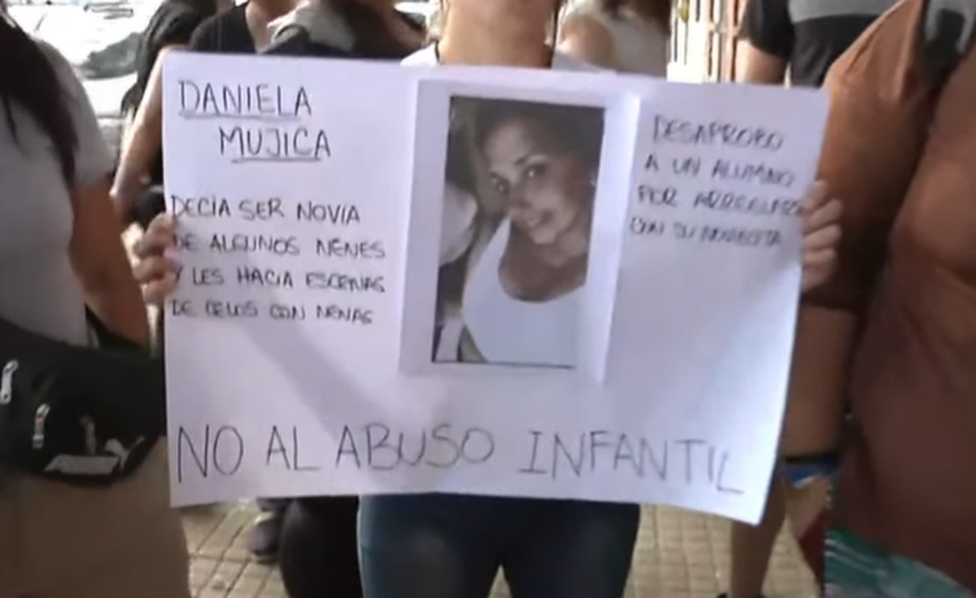 Carteles de protesta frente a la escuela de La Plata donde trabajaba la docente denunciada por grooming.