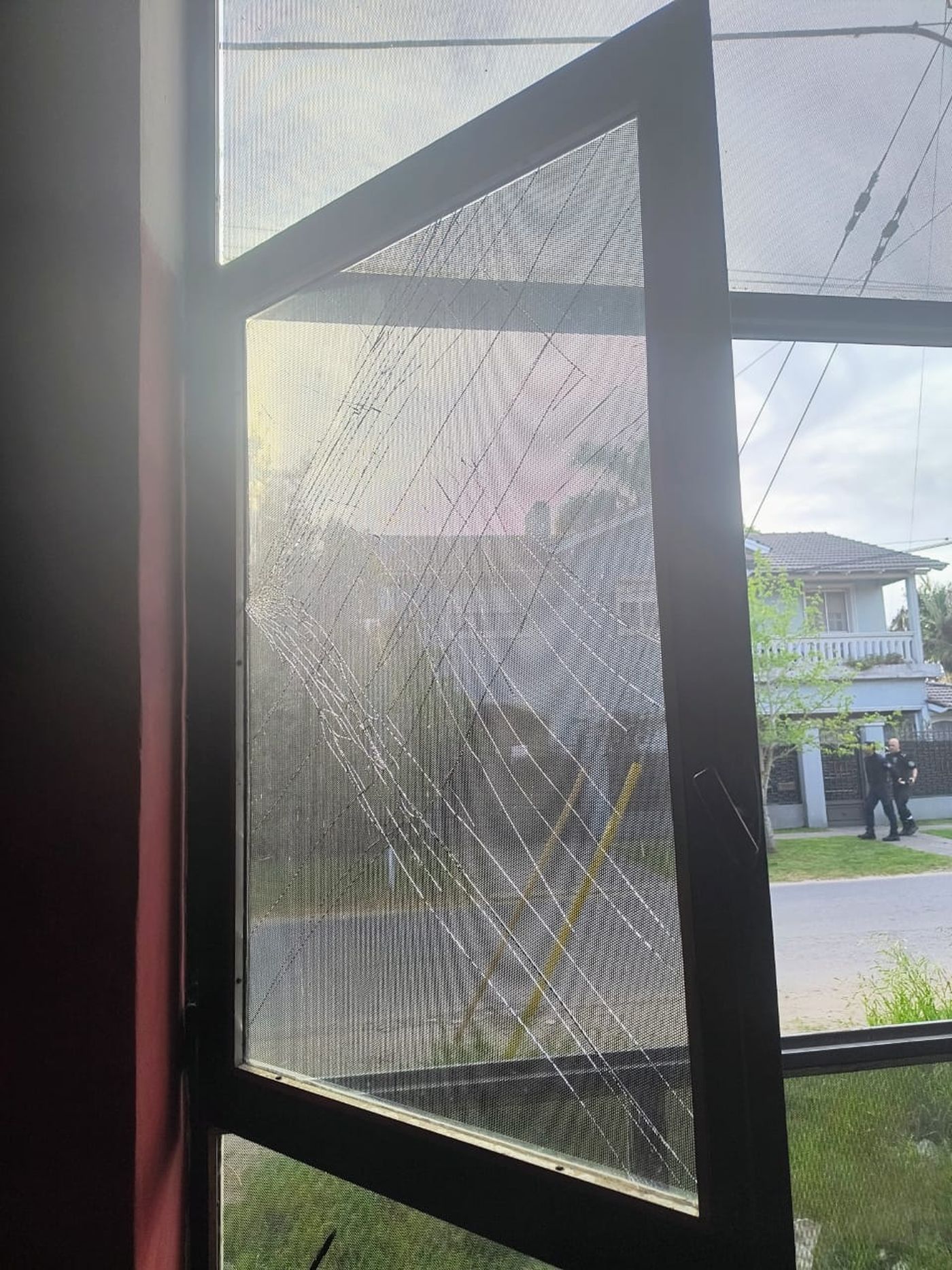 El agresor destrozó las ventanas del gimnasio de City Bell.