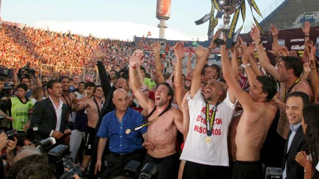 lo tiene de nieto: los 100 anos de paternidad de estudiantes sobre boca