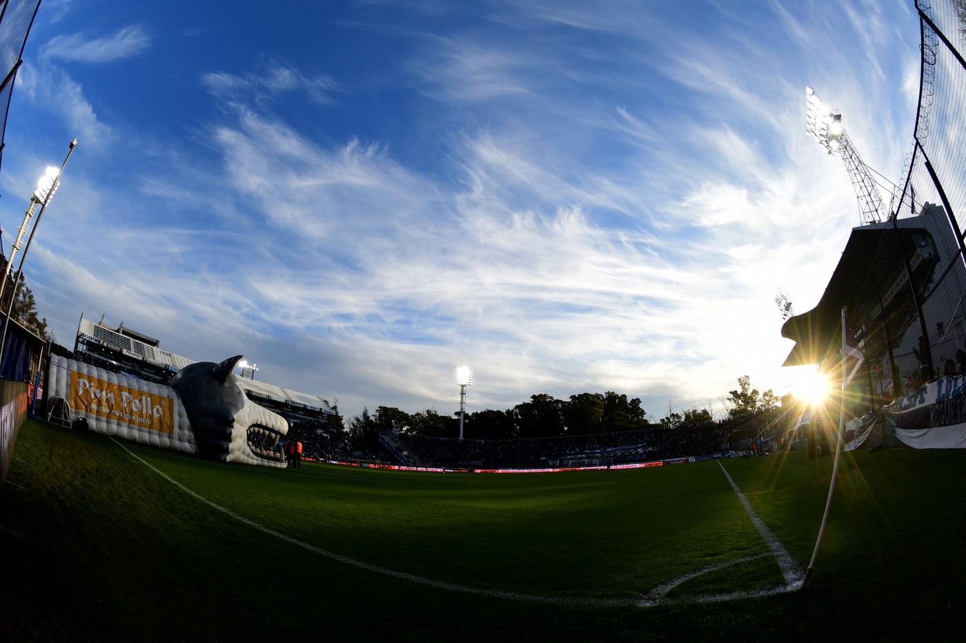 Los tres candidatos se refirieron a las obras que necesita Gimnasia en el estadio y sus otras sedes Los tres candidatos se refirieron a las obras que necesita Gimnasia en el estadio y sus otras sedes