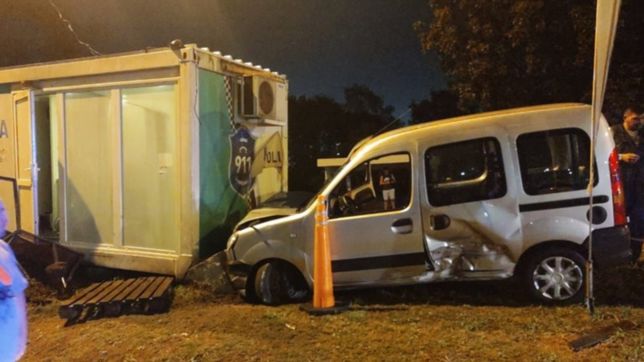 viajaba borracho por berisso, se incrusto contra una garita policial e hirio a un efectivo