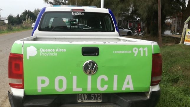 la plata: le pateo la puerta de su casa, le mostro sus partes intimas y la amenazo con un cuchillo