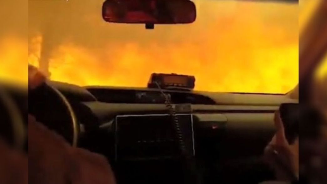 El impactante video de un grupo de bomberos escapando del fuego que azota a Córdoba