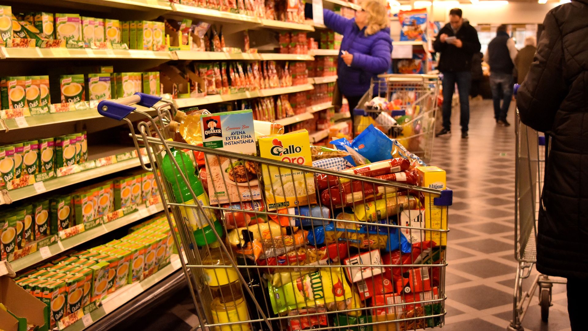 El consumo volvió a caer en junio y acumuló un retroceso del 2,9% durante el primer semestre