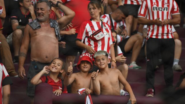 el color de la hinchada de estudiantes