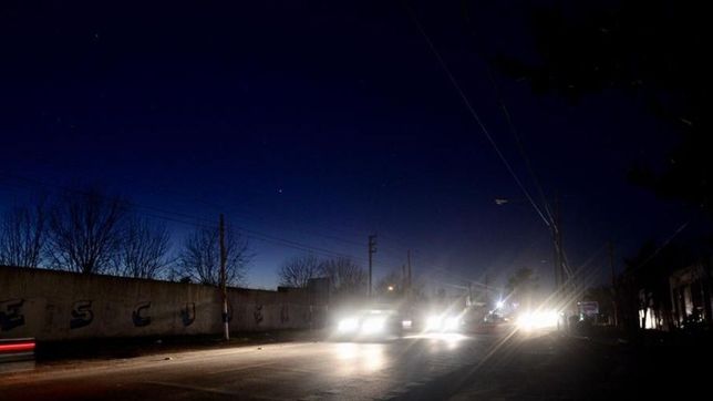 cientos de vecinos de distintos barrios de la plata volvieron a pasar la noche sin luz