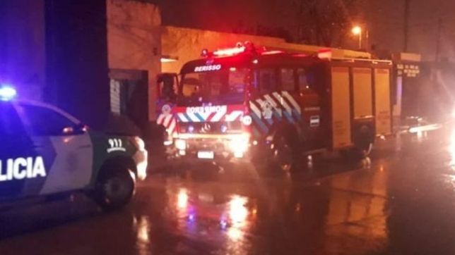 susto en berisso: se incendio una casa y el dueno fue rescatado
