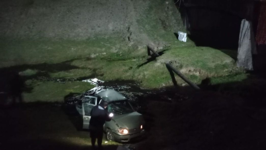 VIDEO: Un auto cayó de un puente en La Plata y quedó destrozado