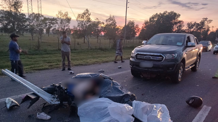 La familia del joven que manejaba la moto y pide ayuda para poder velarlo