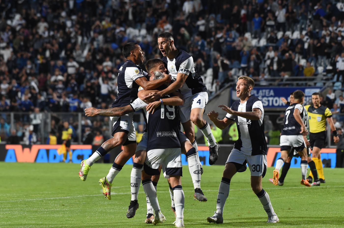 Gimnasia Banfield festejo gol.JPG
