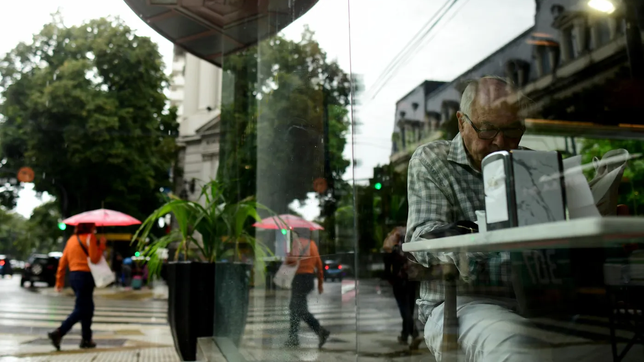 la semana empieza en la plata con un lunes de lluvias y rige un nuevo alerta amarillo
