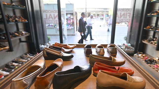 tras mas de 80 anos, cierra una historica zapateria platense y liquida todo su stock