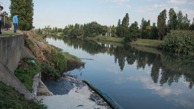 un joven murio ahogado en el riachuelo cuando intentaba buscar una pelota de futbol