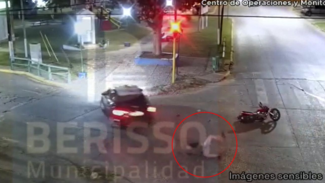 VIDEO: Un motociclista cruzó en rojo, se llevó puesto un taxi y se salvó de milagro