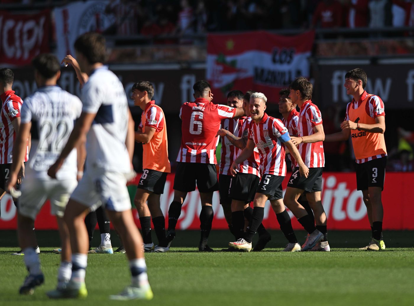 Estudiantes viene de ganar el clásico y busca clasificarse a los playoffs.