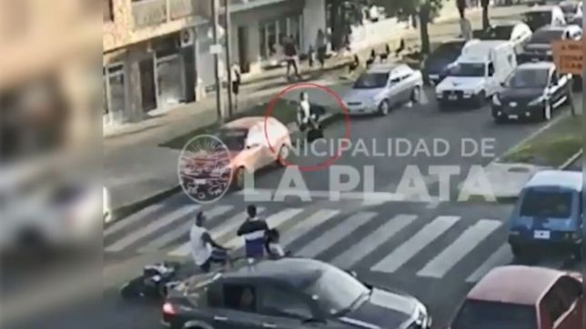 video: vecinos y la policia local persiguieron a dos motochorros hasta capturarlos