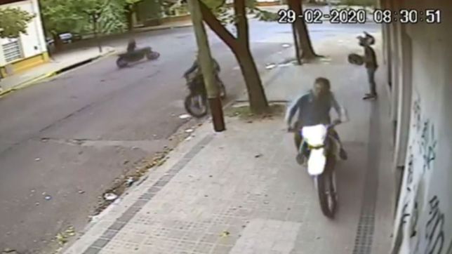 violento robo motochorro en el centro de la plata: les entregue la moto, pero querian mas