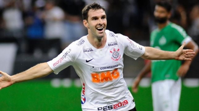 sugestivo cruce de saludos y mensajes entre estudiantes y mauro boselli