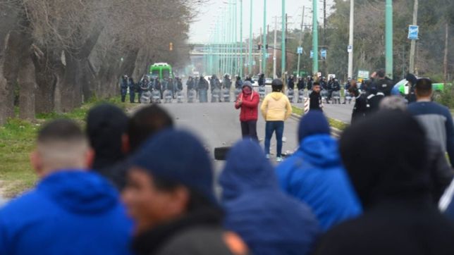 video: asi comenzaron los incidentes entre los trabajadores de la uocra y la policia