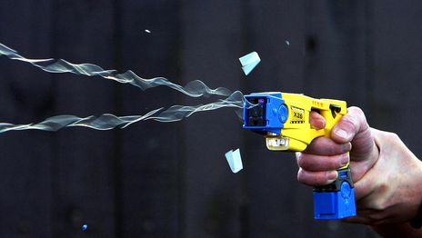 Buscan incorporar pistolas Taser a la Policía Bonaerense con capacitación obligatoria y protocolos de uso