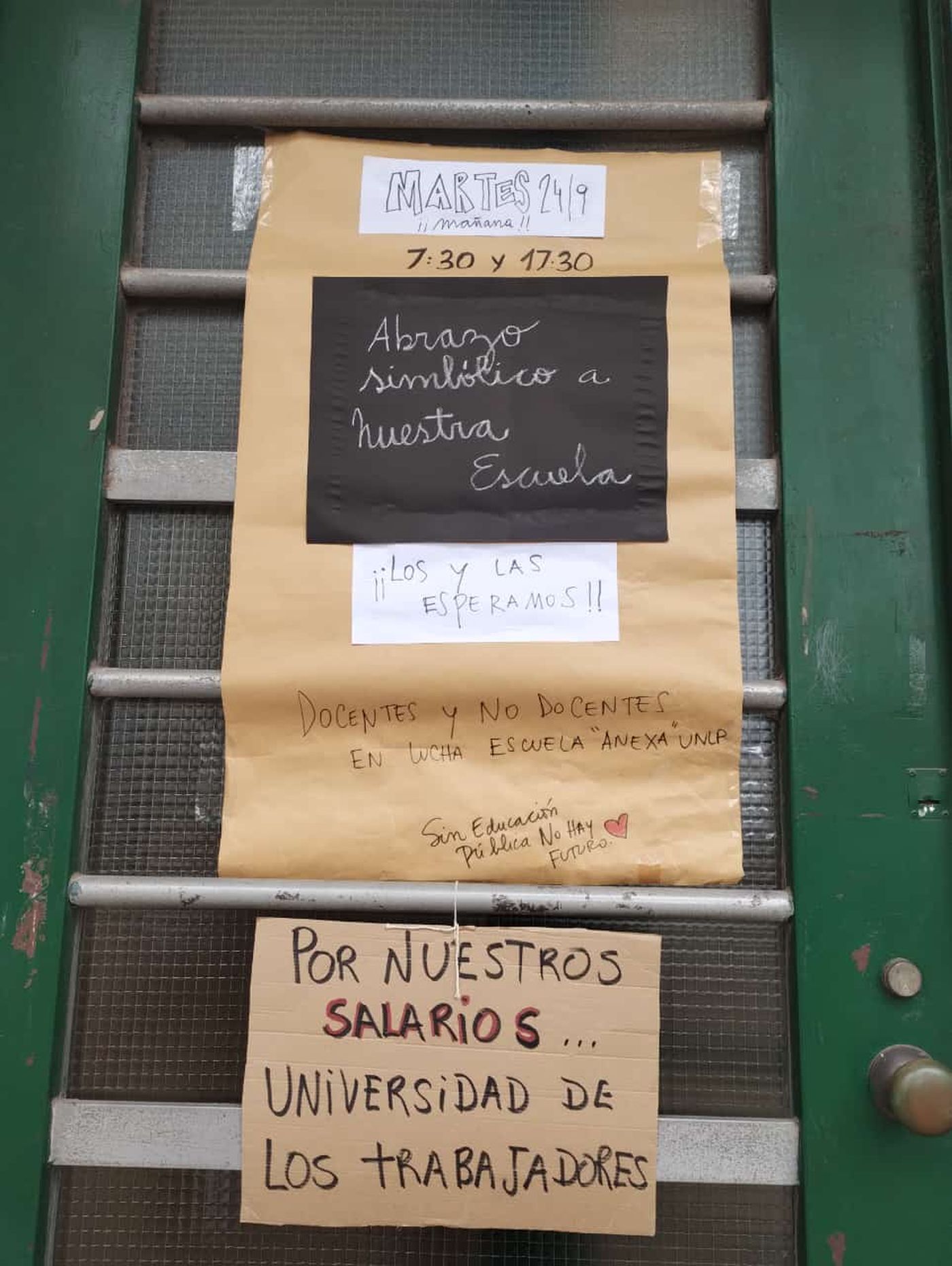 Uno de los afiches que pegaron los docentes de los colegios de la UNLP que organizan el abrazo simbólico de este martes