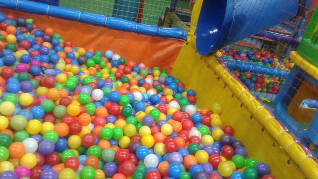 denunciaron al dueno de una casa de fiestas infantiles por abusar de uno de sus empleados