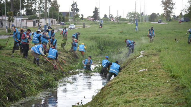 mas de 200 trabajadores limpiaron uno de los arroyos de la plata que puede causar inundaciones
