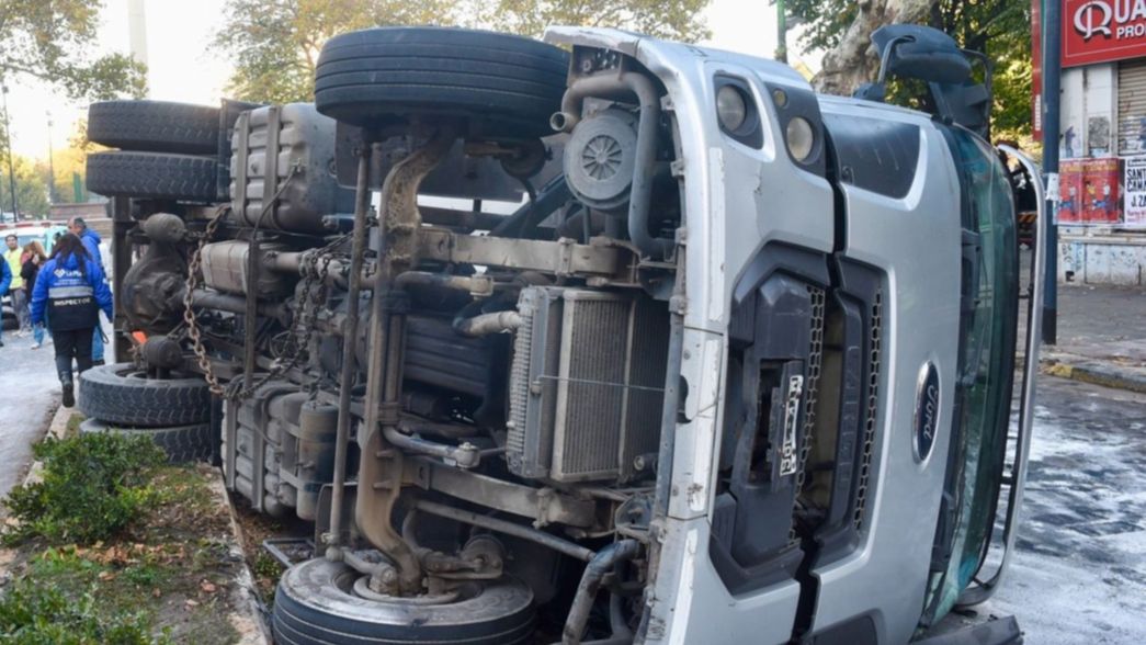 Todas las fotos del impresionante vuelco del camión a metros de plaza Italia